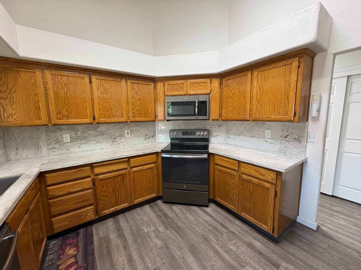 877 Mission Ridge Dr, Manteca, CA 95337