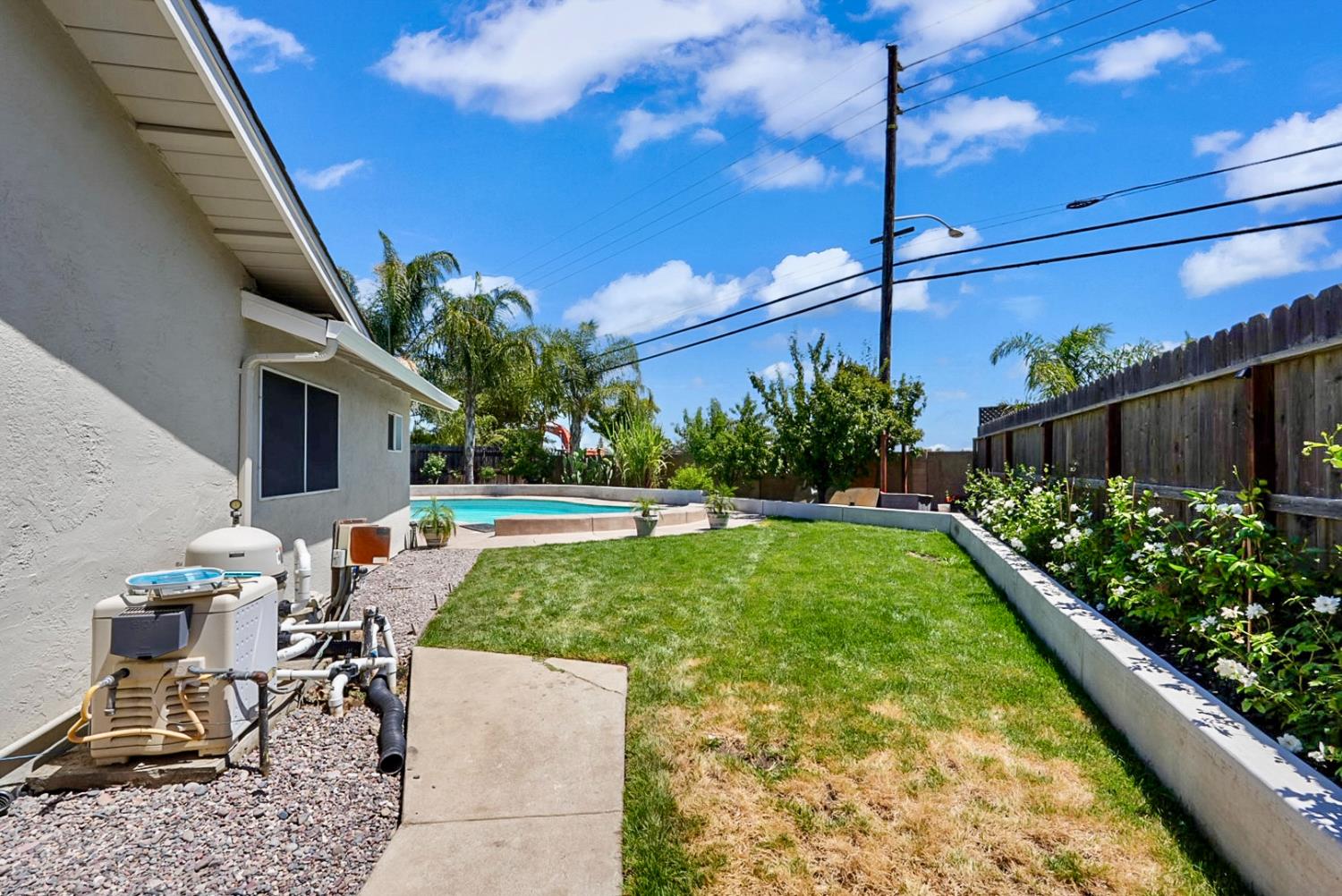 2121 Eastwood Ct, Modesto, CA 95355