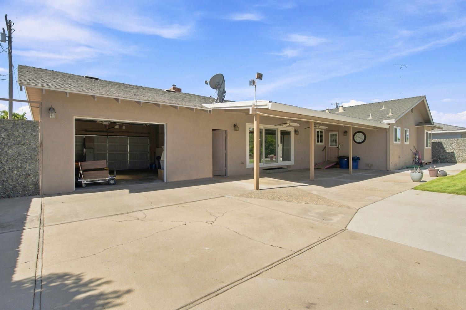 2421 Acorn Ln, Ceres, CA 95307
