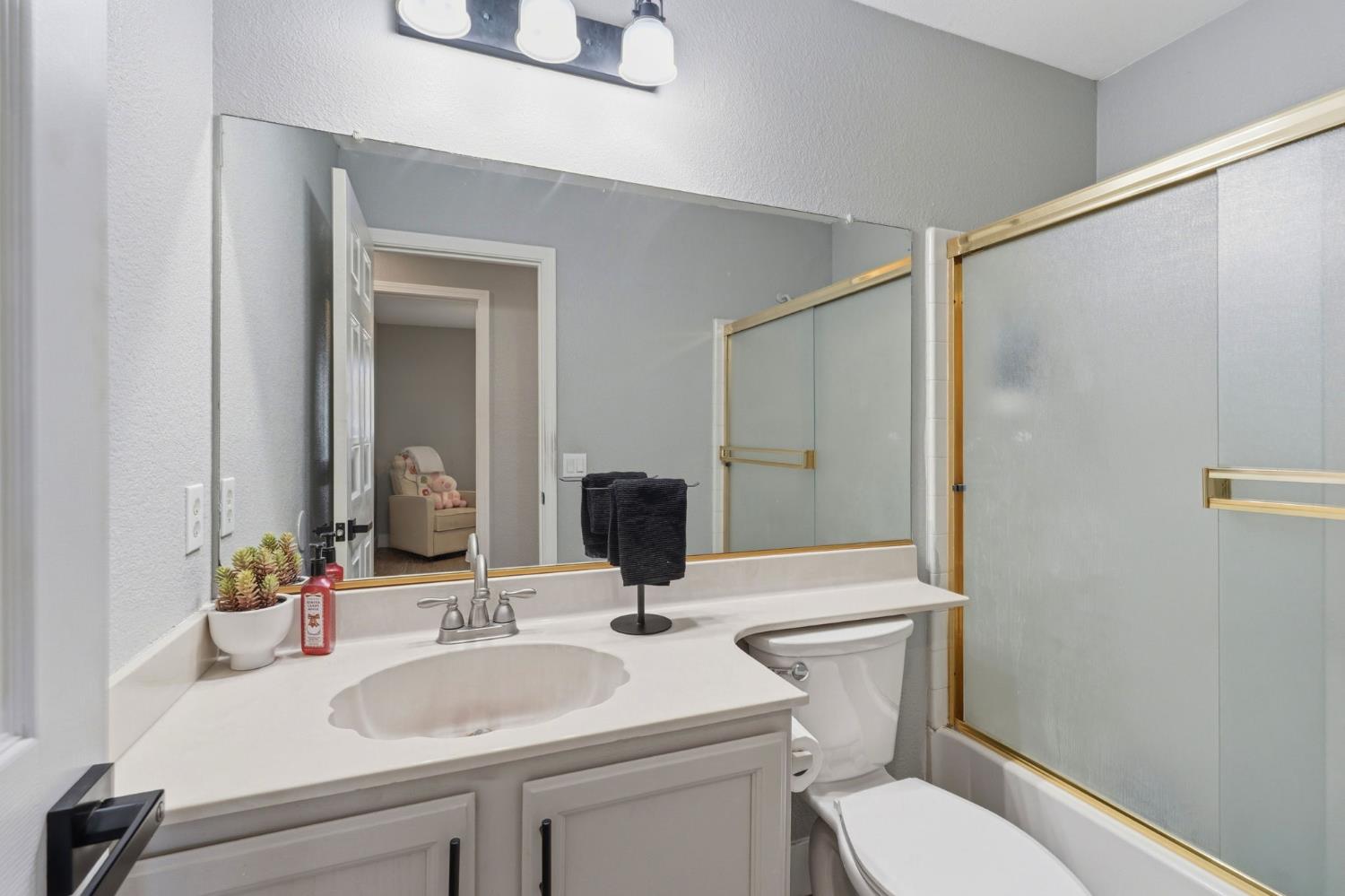 3848 Prince George Ln, Riverbank, CA 95367