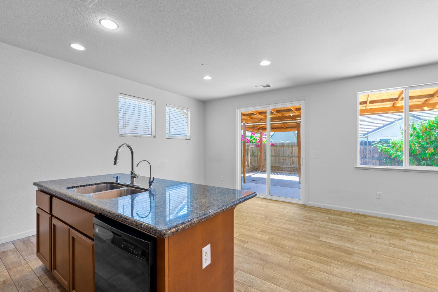 737 Fume Blanc Ct, Los Banos, CA 93635