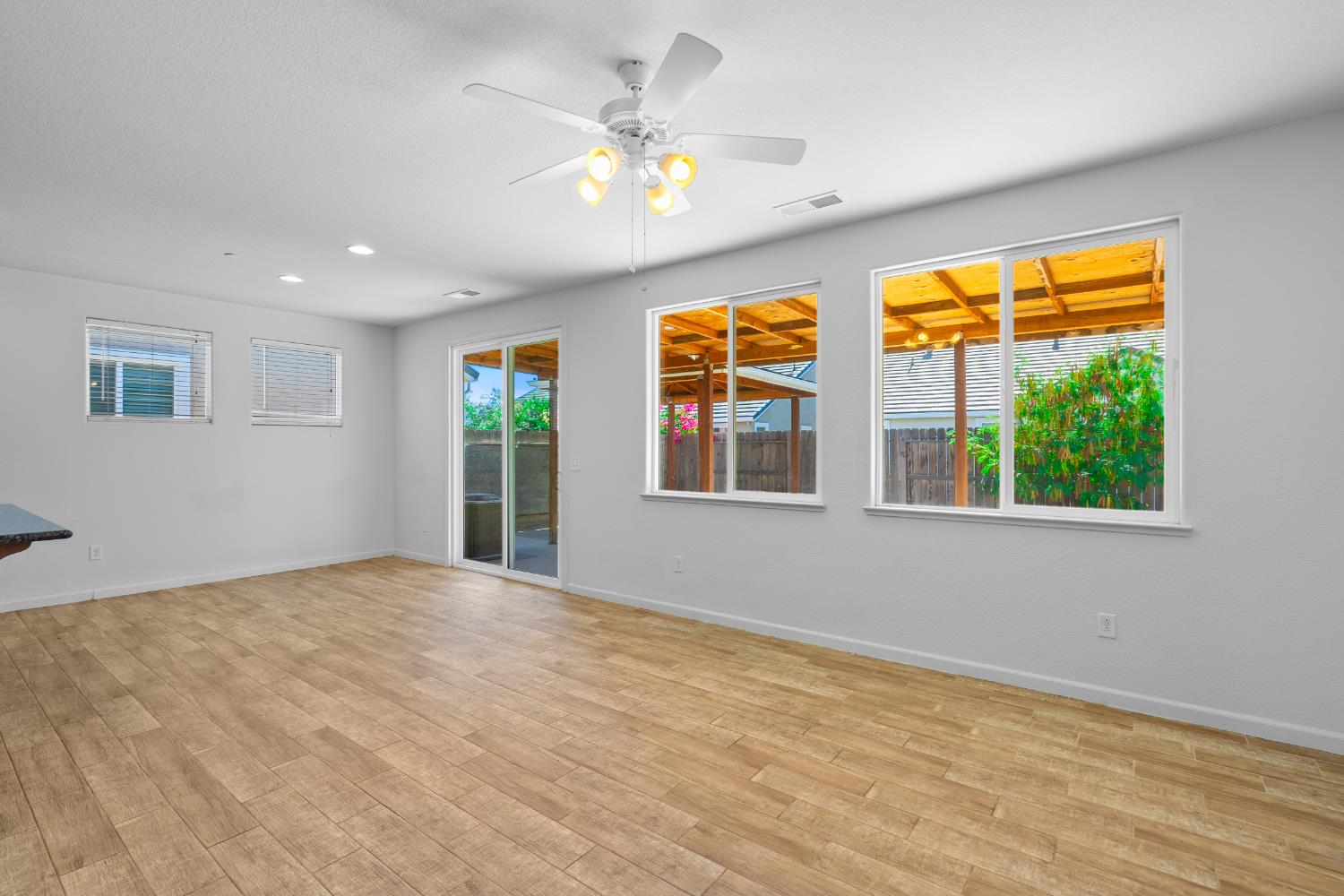 737 Fume Blanc Ct, Los Banos, CA 93635