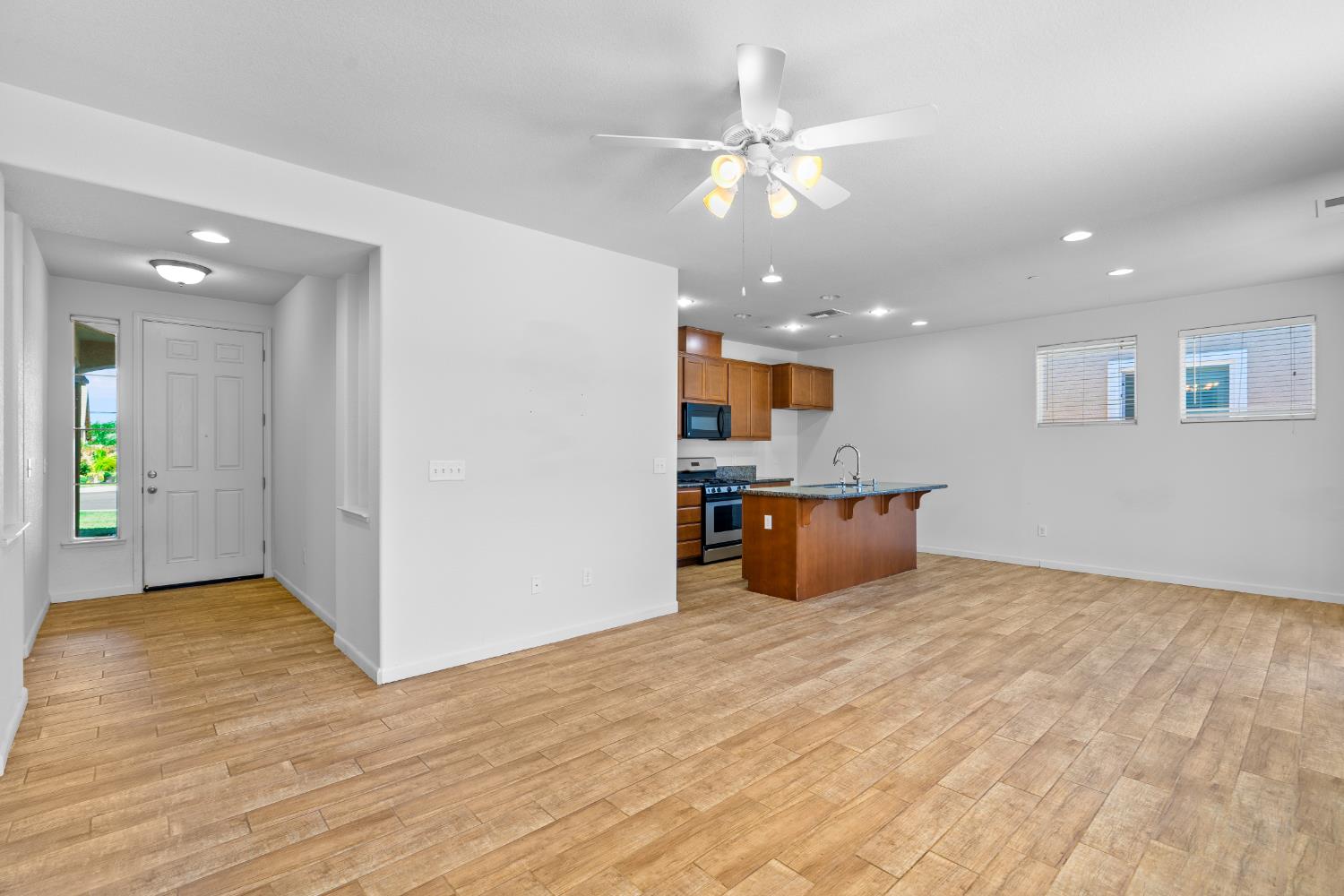737 Fume Blanc Ct, Los Banos, CA 93635