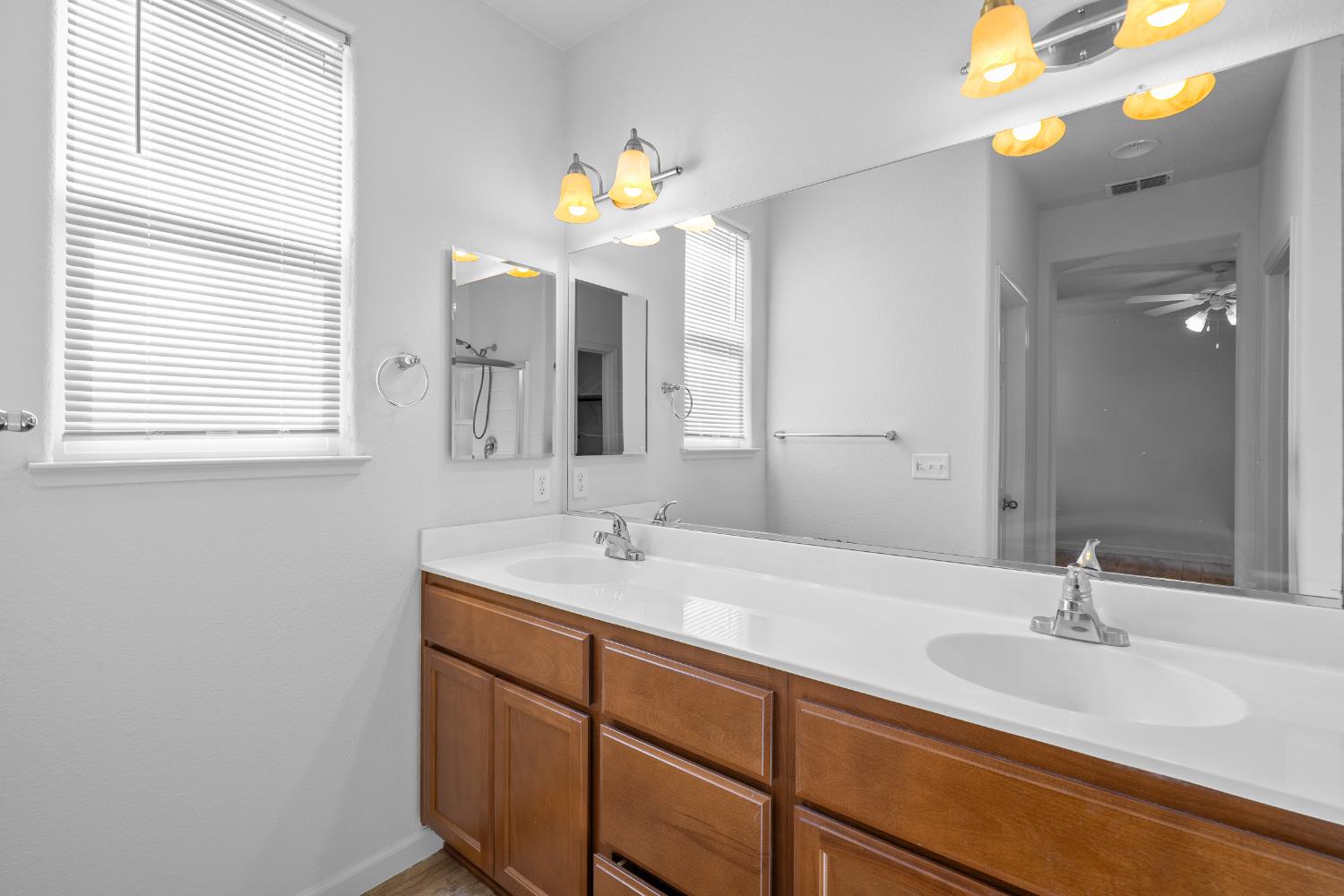 737 Fume Blanc Ct, Los Banos, CA 93635