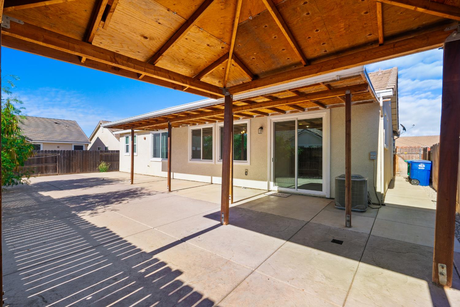737 Fume Blanc Ct, Los Banos, CA 93635