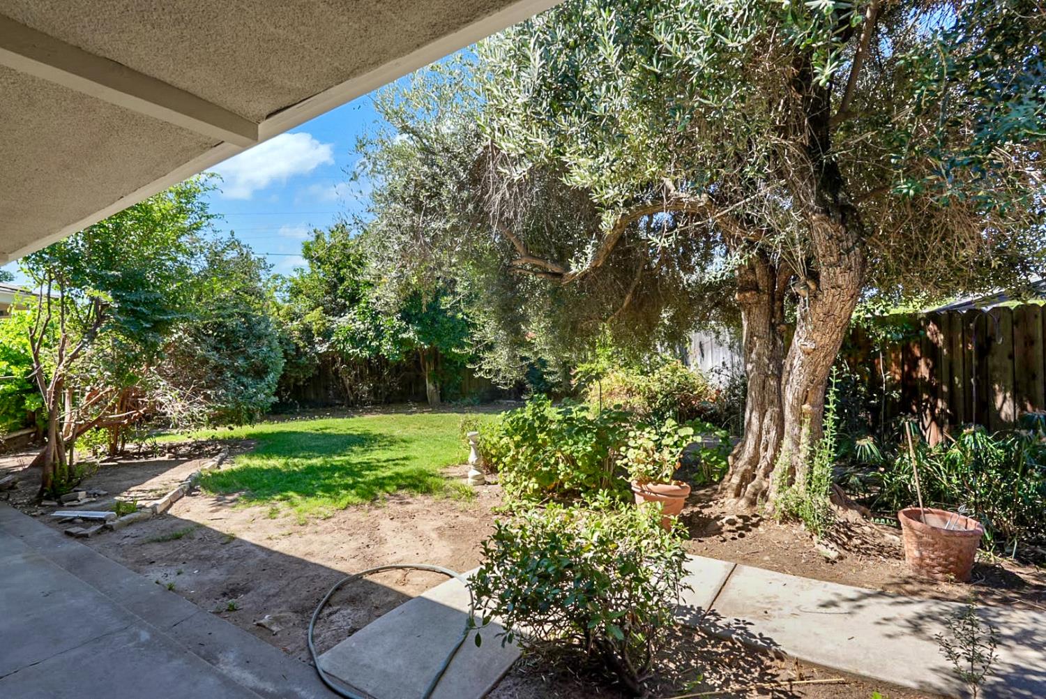 1150 E South Bear Creek Dr, Merced, CA 95340