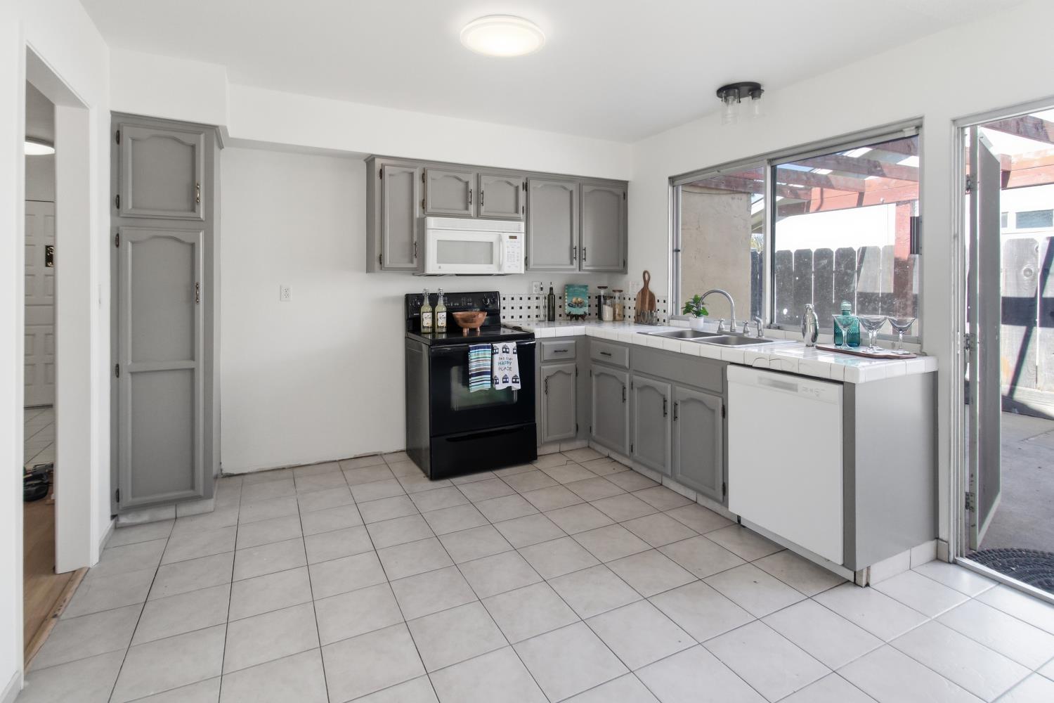 42 Sunset Ct, Merced, CA 95340