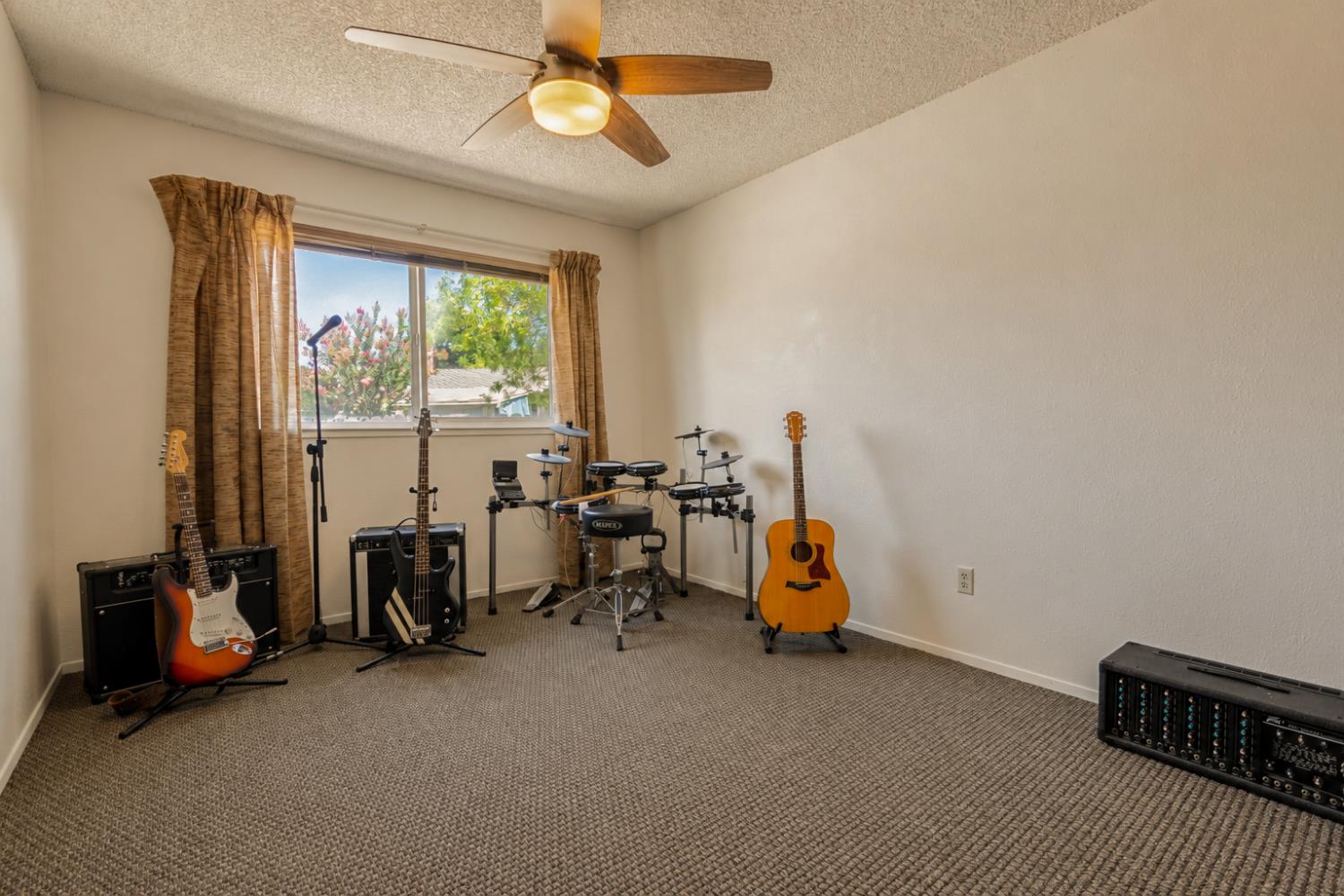 2940 Hughes Ct, Turlock, CA 95382