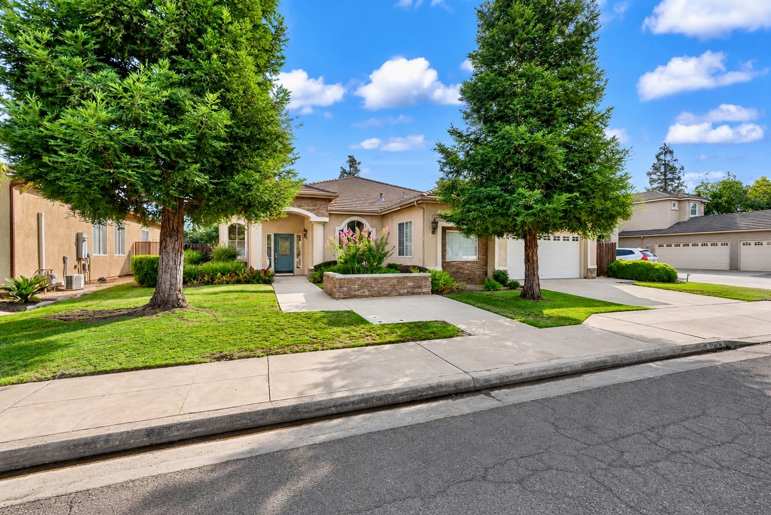 9514 N Larkspur Ave, Fresno, CA 93720