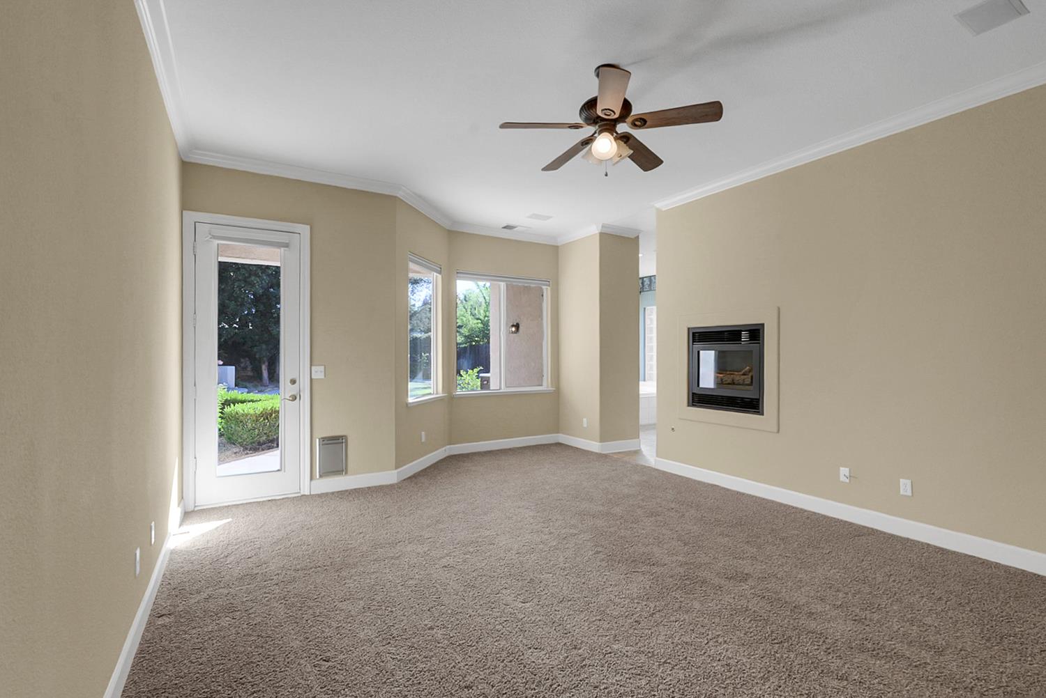 9514 N Larkspur Ave, Fresno, CA 93720
