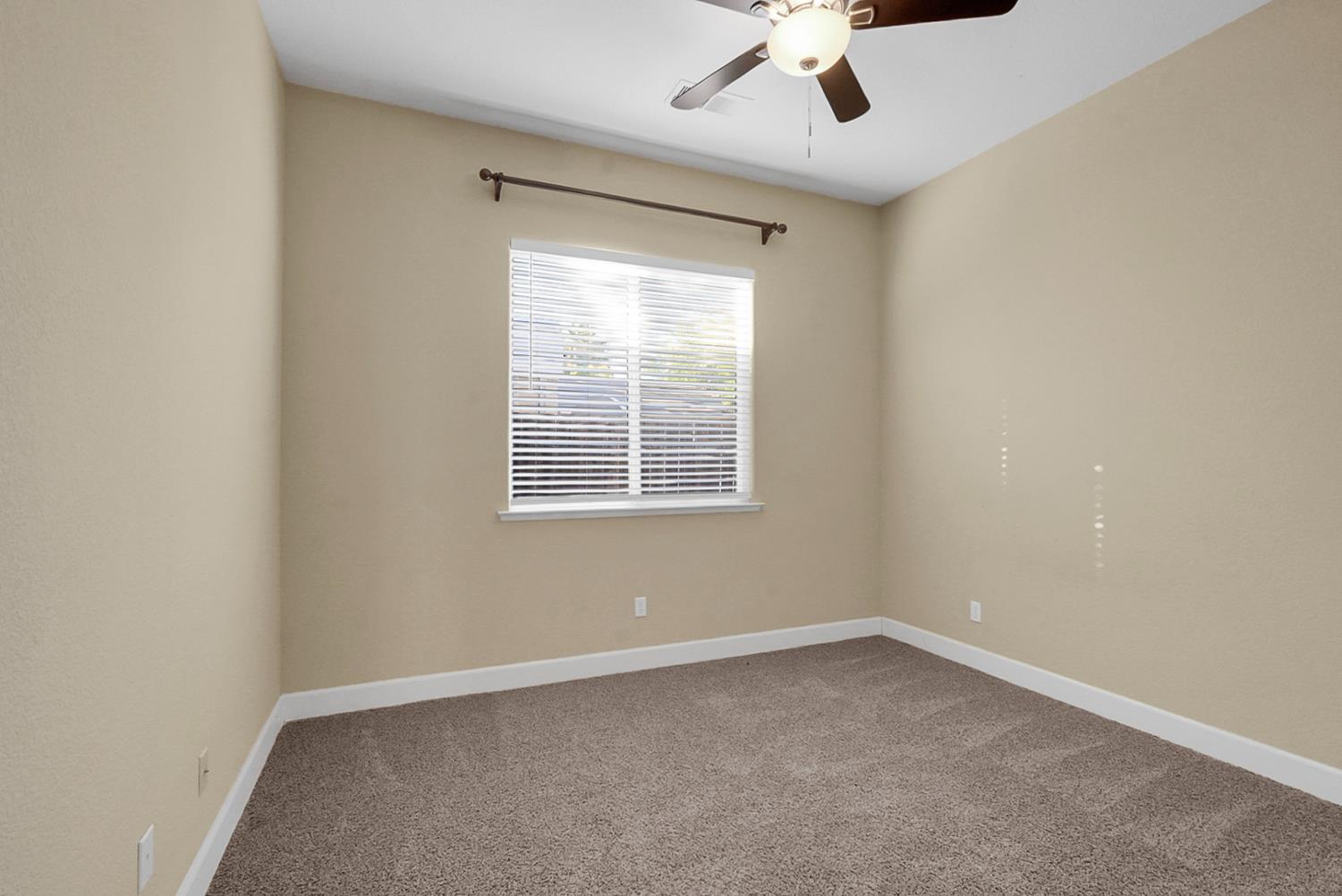 9514 N Larkspur Ave, Fresno, CA 93720