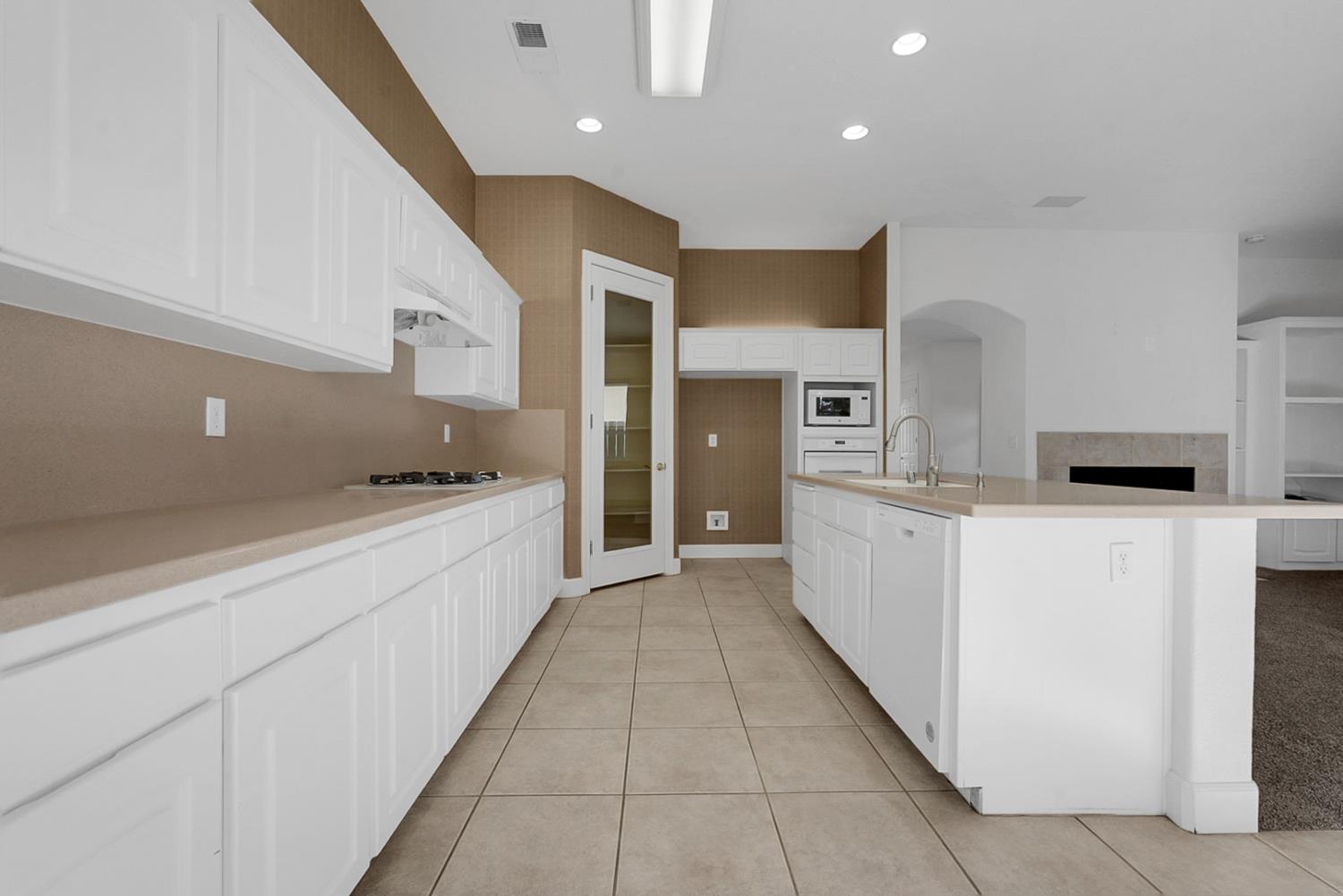 9514 N Larkspur Ave, Fresno, CA 93720