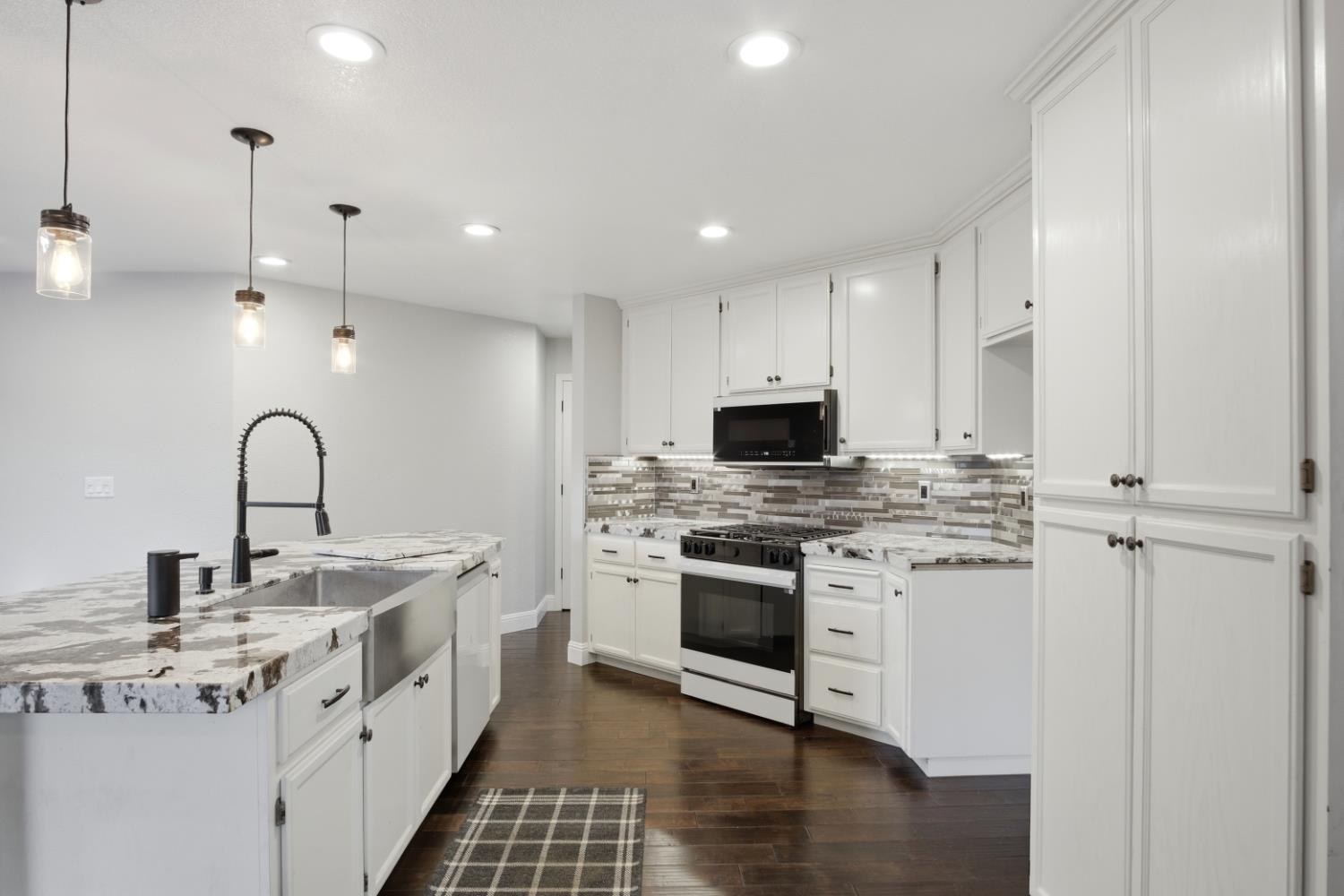 806 Ahern Ct, Turlock, CA 95382