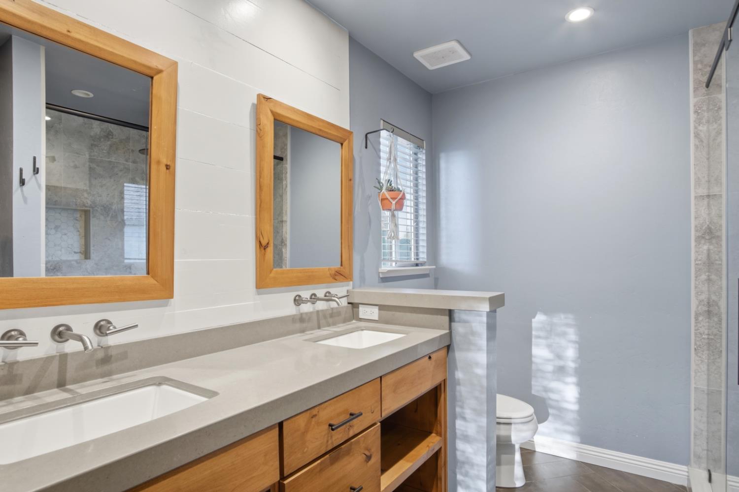806 Ahern Ct, Turlock, CA 95382