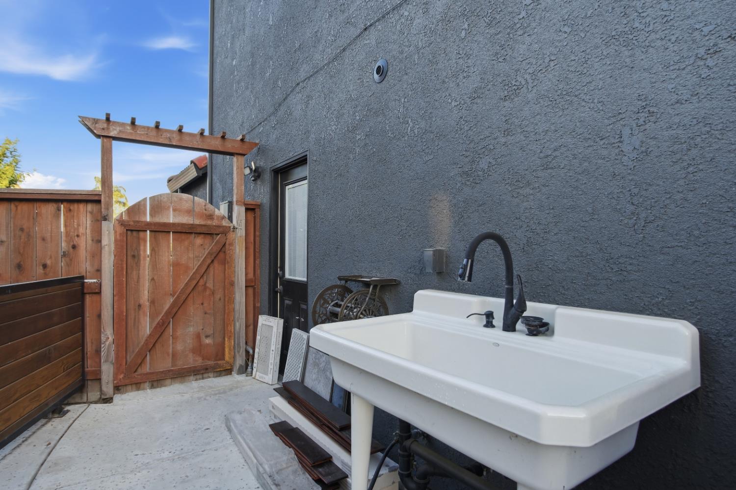 806 Ahern Ct, Turlock, CA 95382