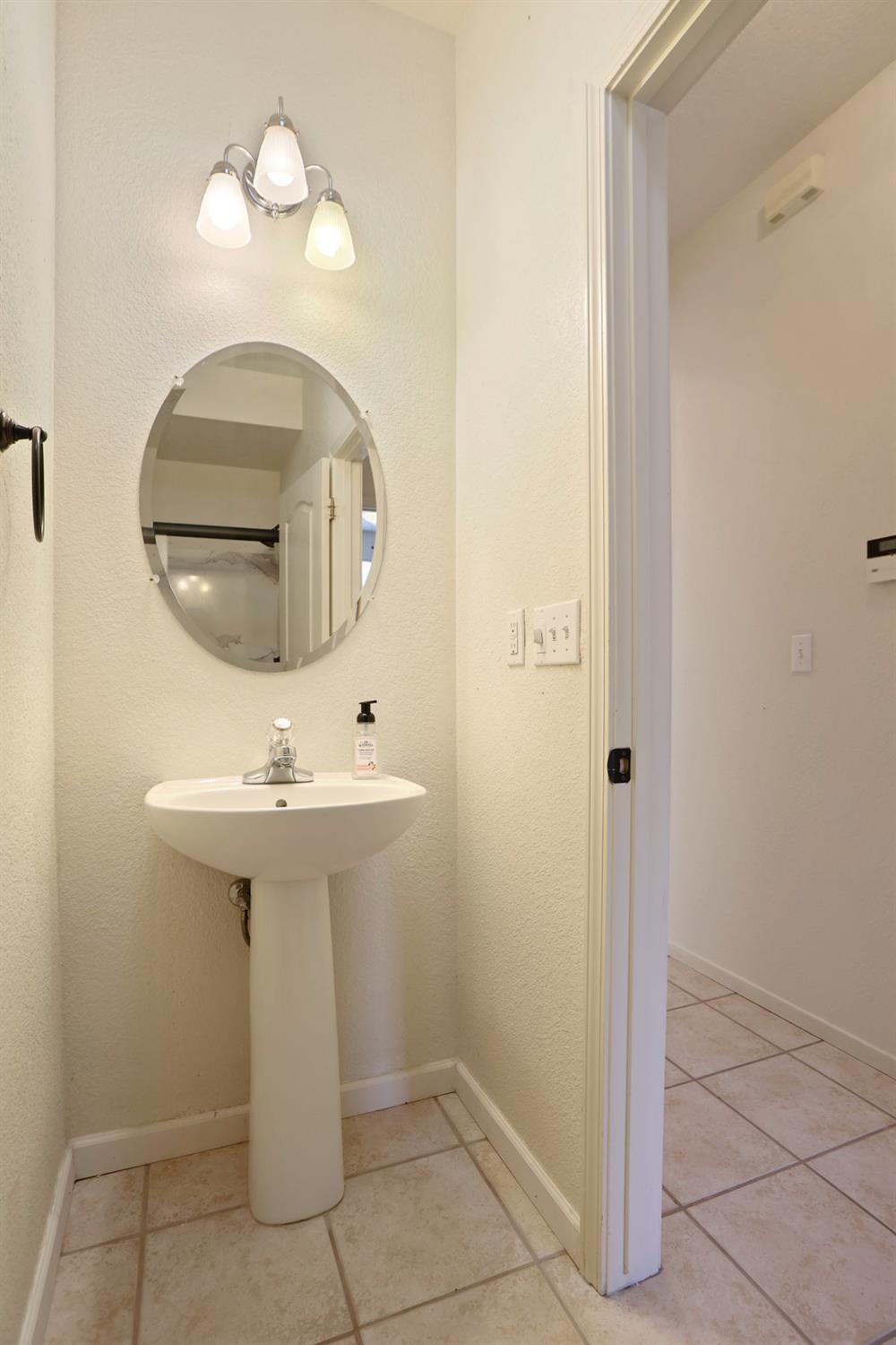 1922 Northgate Dr, Manteca, CA 95336