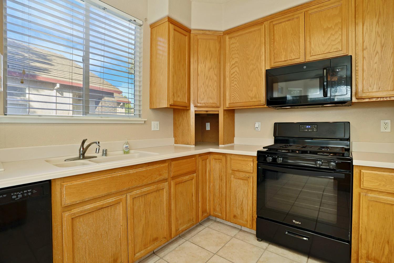 1922 Northgate Dr, Manteca, CA 95336
