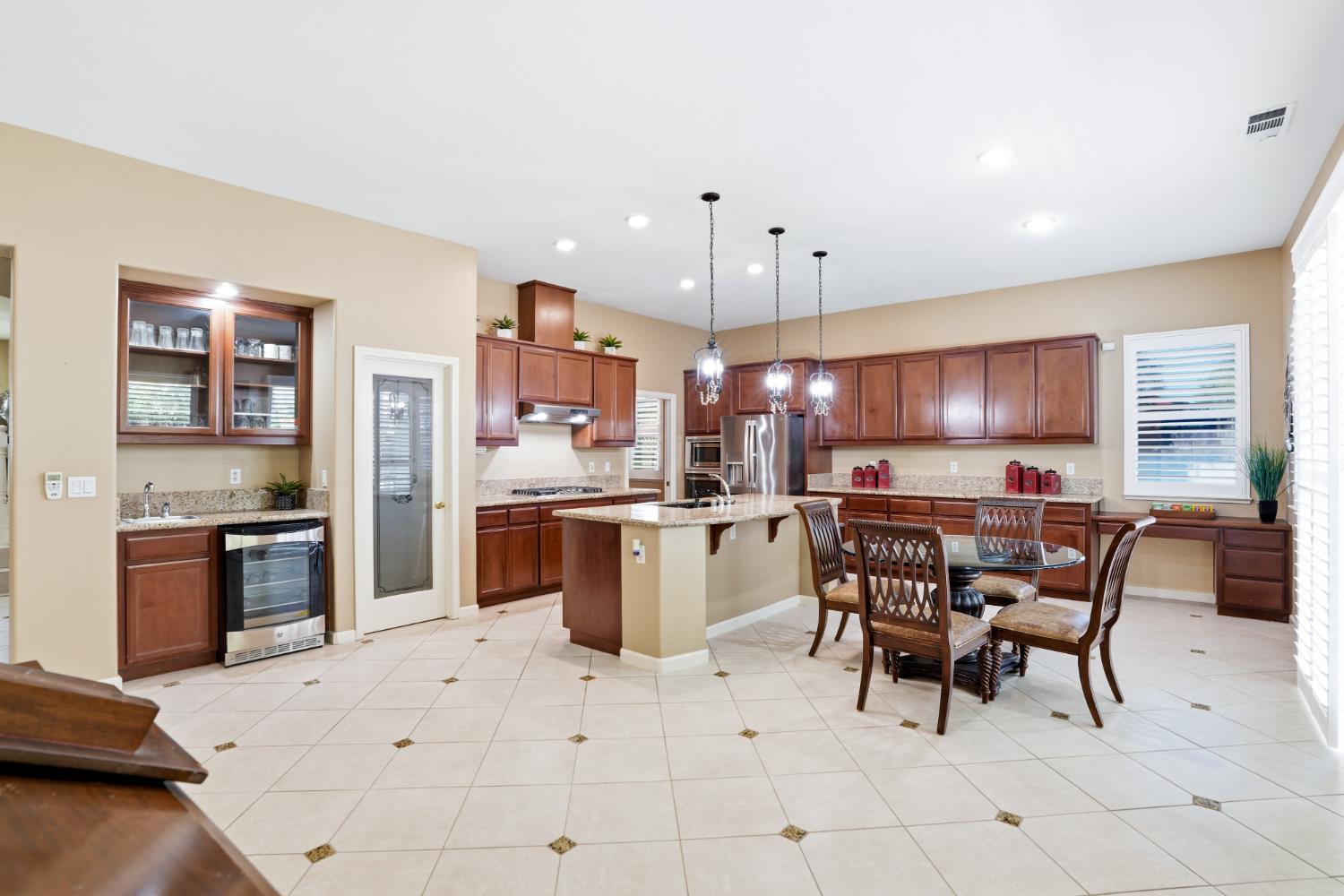935 Shortland Cir, Manteca, CA 95337