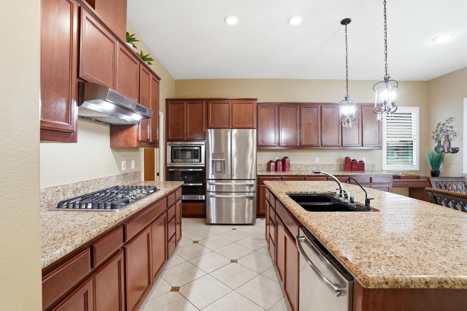 935 Shortland Cir, Manteca, CA 95337