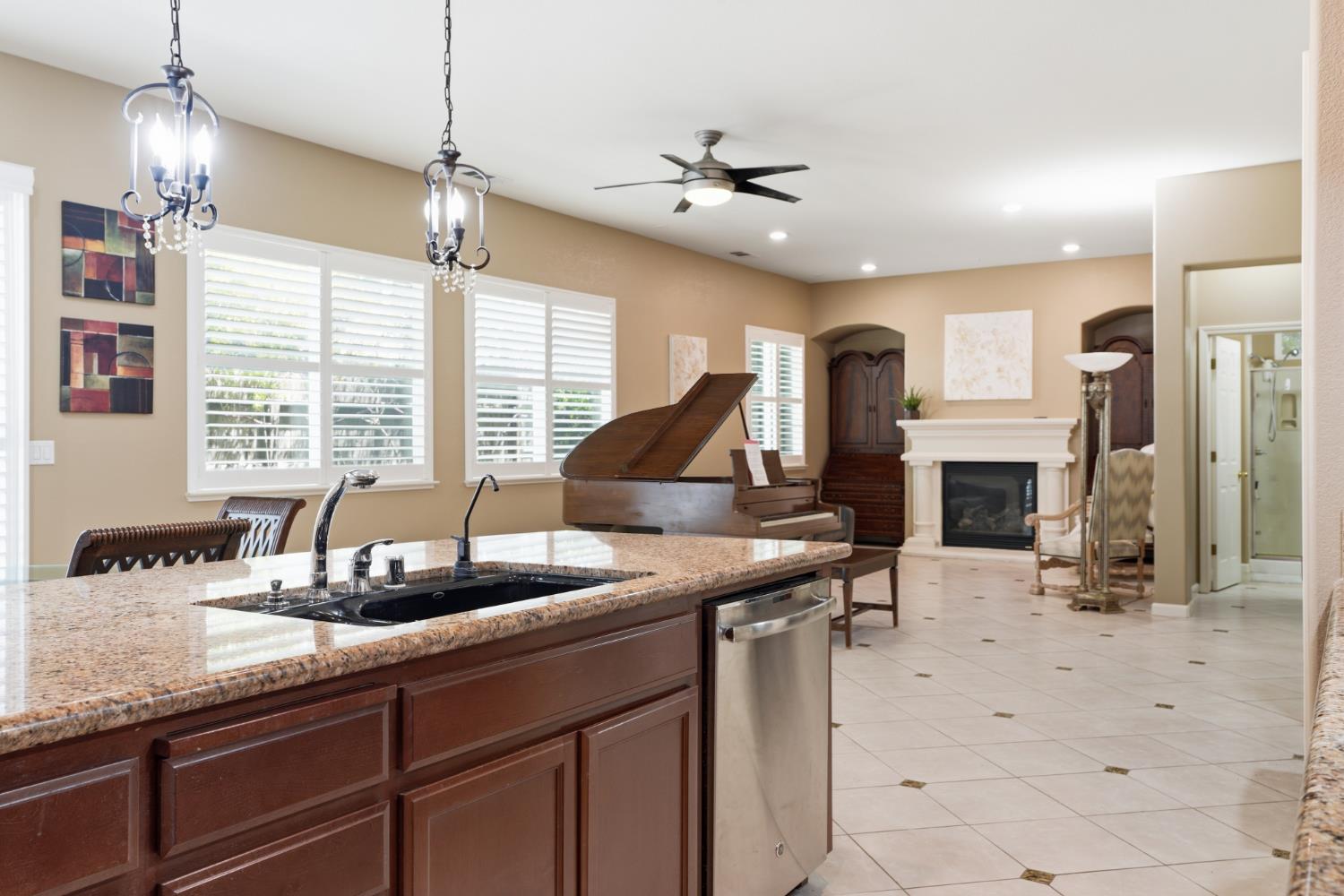 935 Shortland Cir, Manteca, CA 95337