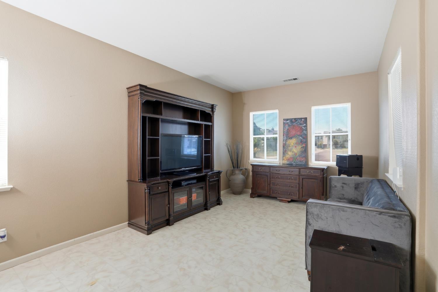 935 Shortland Cir, Manteca, CA 95337
