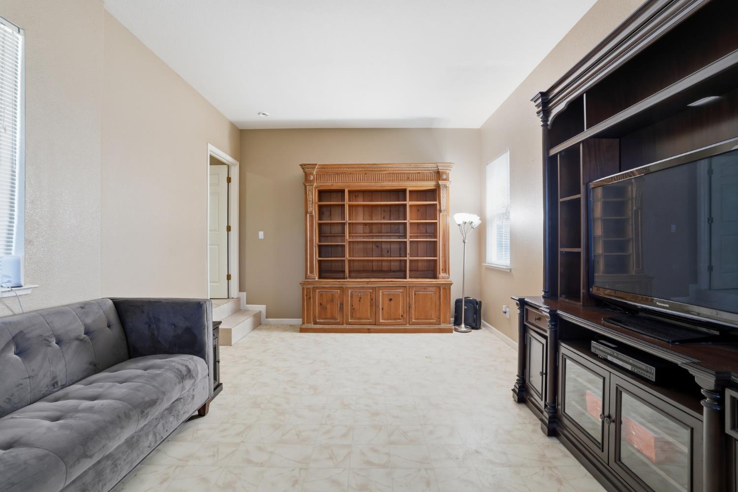 935 Shortland Cir, Manteca, CA 95337