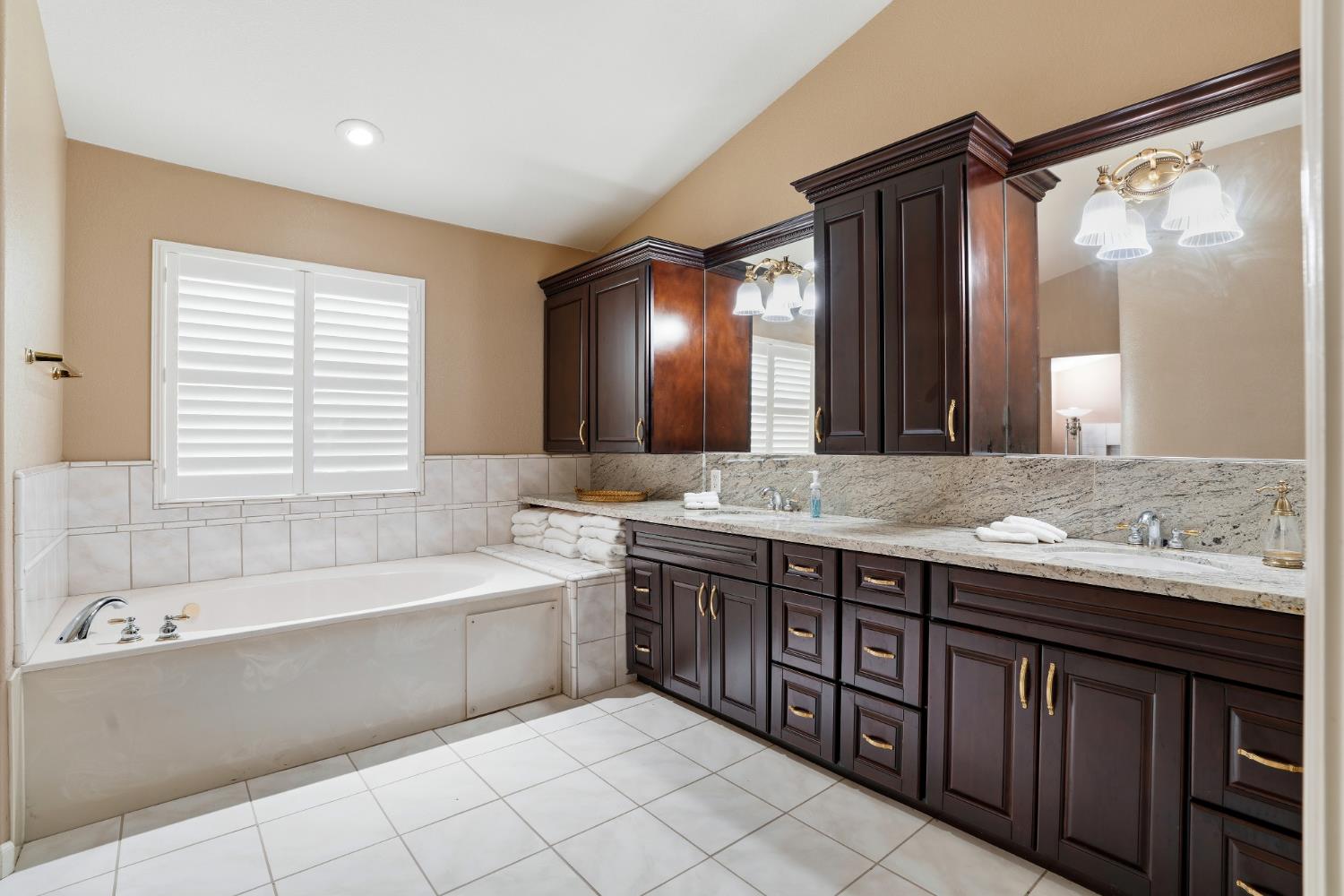 935 Shortland Cir, Manteca, CA 95337