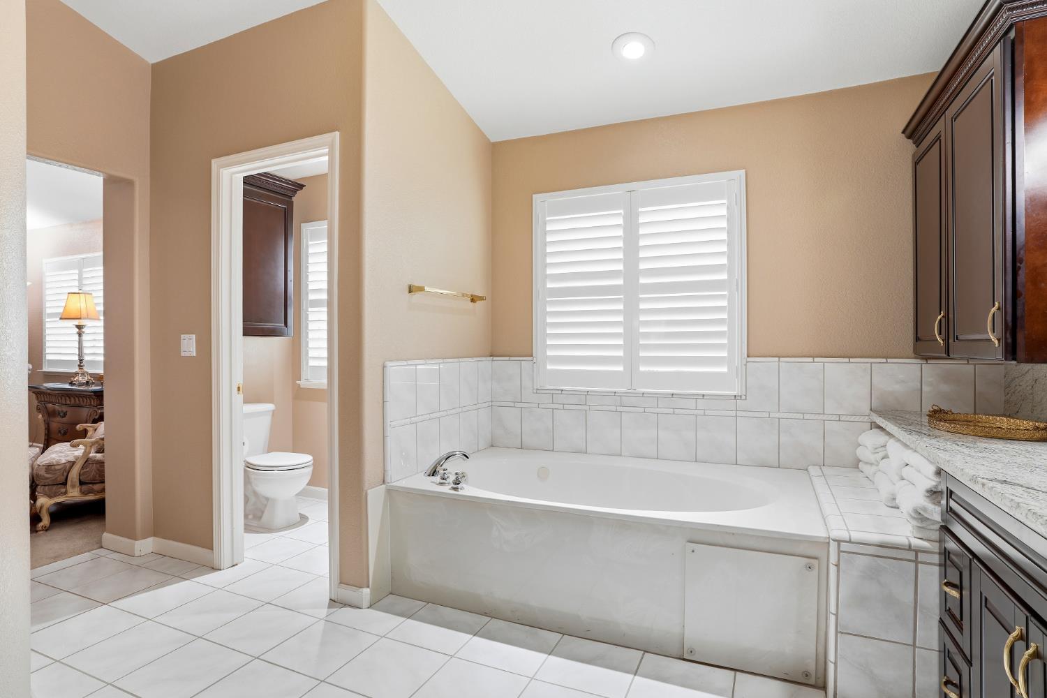 935 Shortland Cir, Manteca, CA 95337