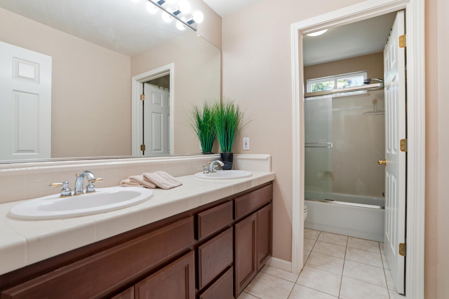 935 Shortland Cir, Manteca, CA 95337