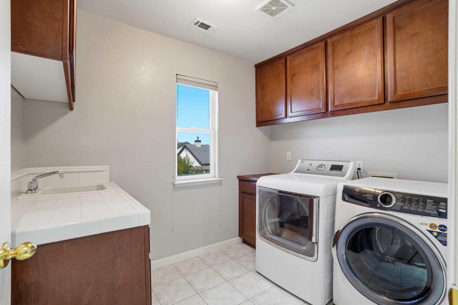 935 Shortland Cir, Manteca, CA 95337