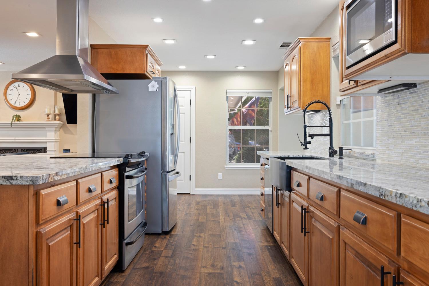 1900 Lakeshore Dr, Modesto, CA 95355