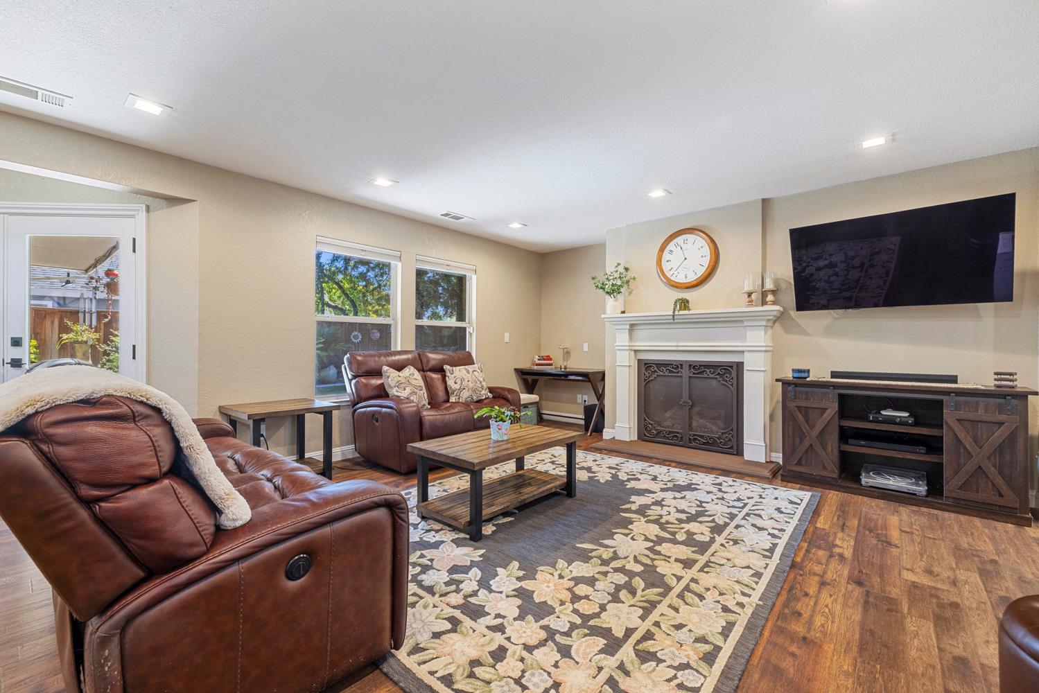 1900 Lakeshore Dr, Modesto, CA 95355