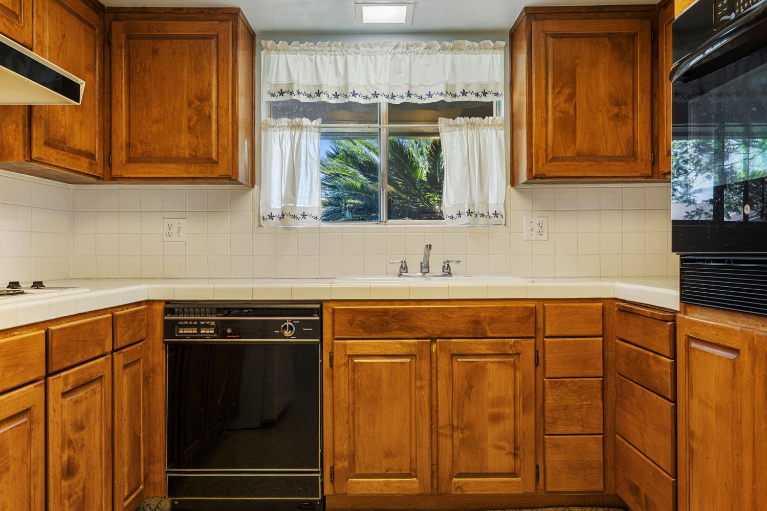 5800 Mohican Dr, Manteca, CA 95336