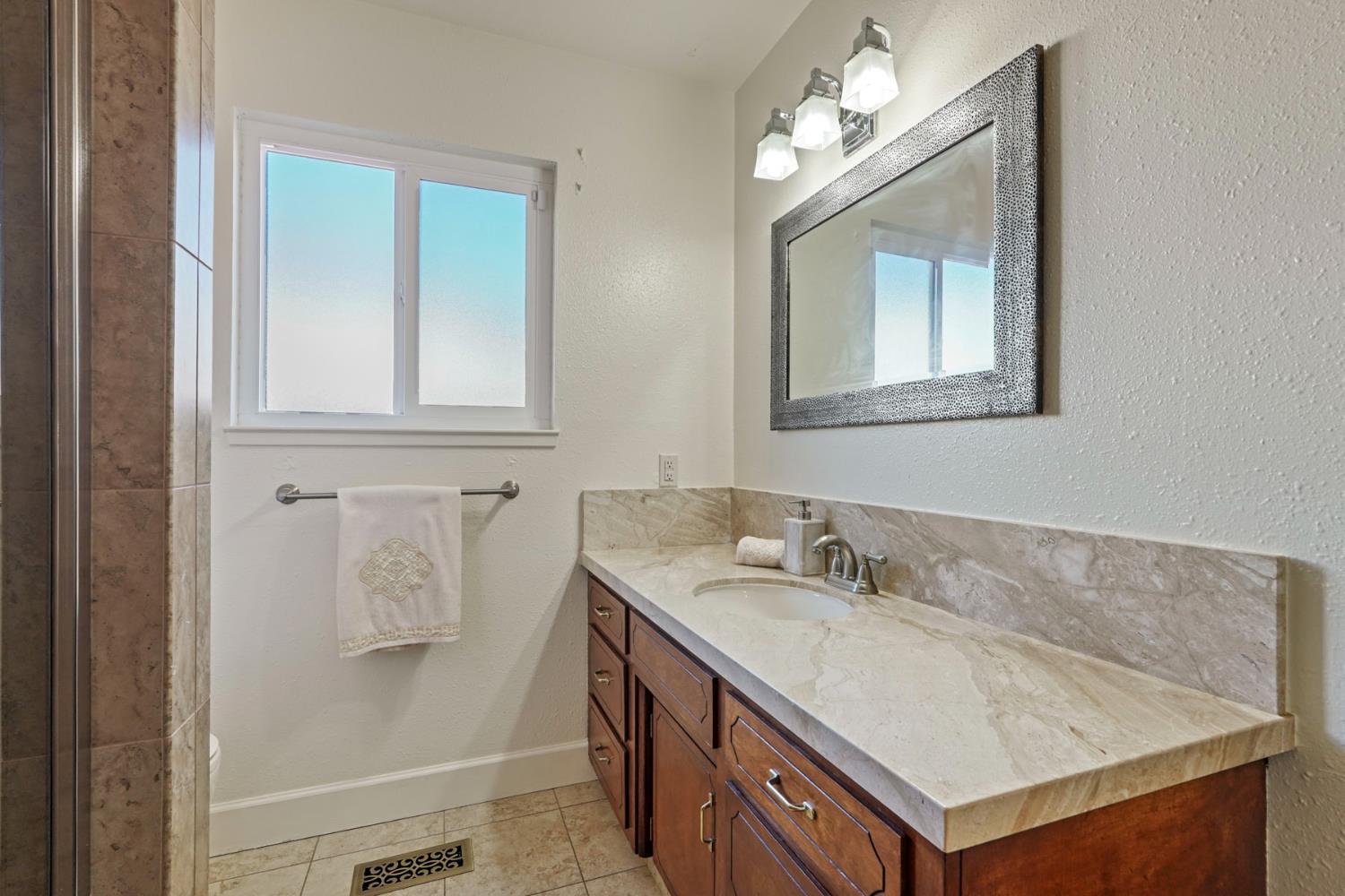 2709 Chapel Ct, Modesto, CA 95355