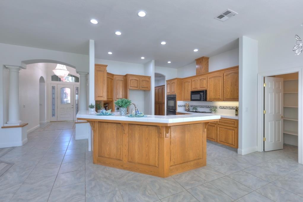 1048 Gladiola Pl, Manteca, CA 95336