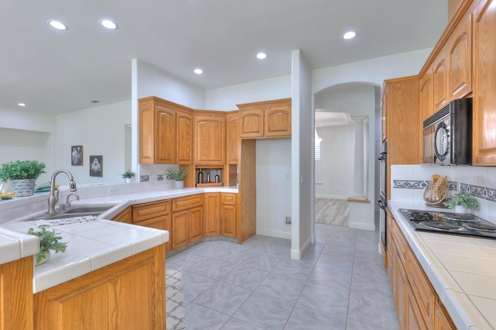 1048 Gladiola Pl, Manteca, CA 95336