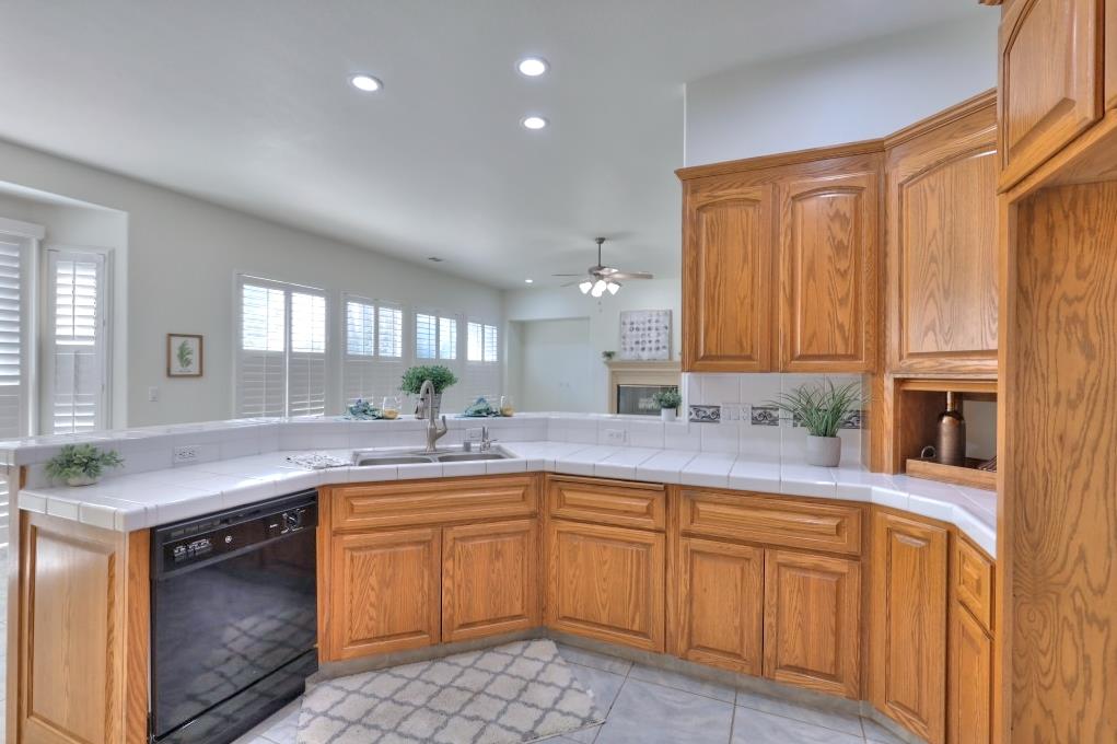 1048 Gladiola Pl, Manteca, CA 95336