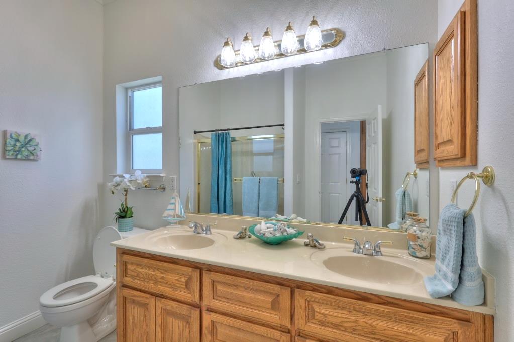 1048 Gladiola Pl, Manteca, CA 95336