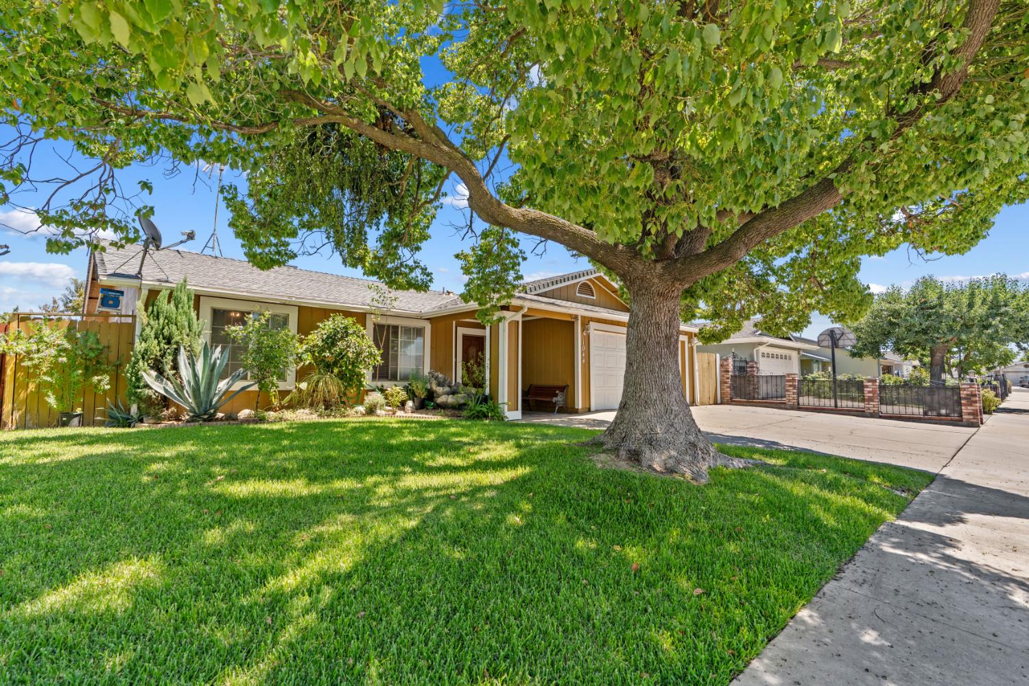 1044 Fruitbasket Ln, Livingston, CA 95334