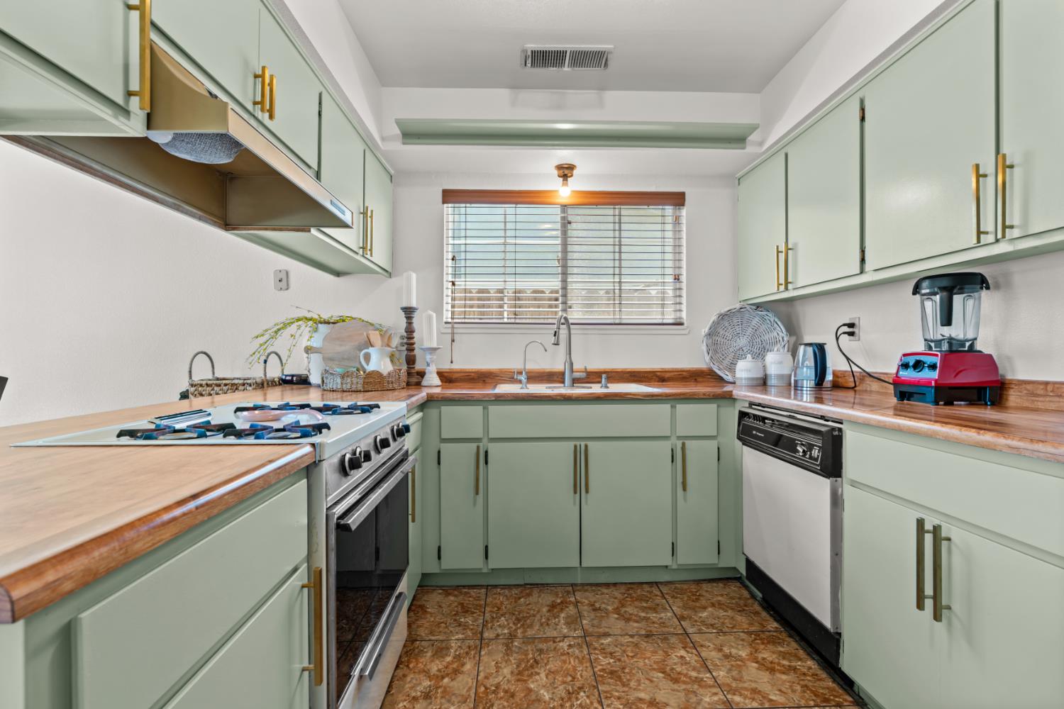1044 Fruitbasket Ln, Livingston, CA 95334
