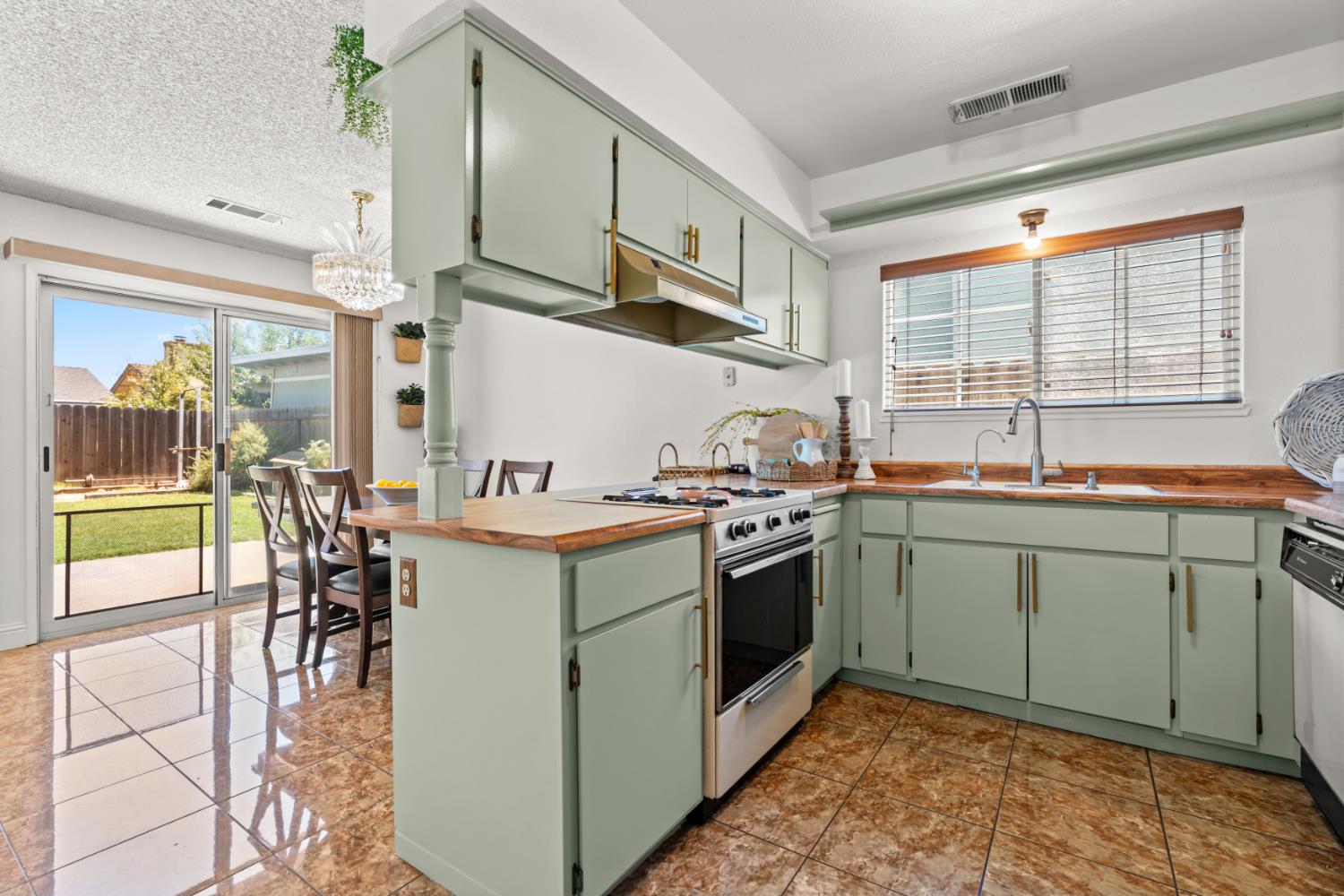 1044 Fruitbasket Ln, Livingston, CA 95334