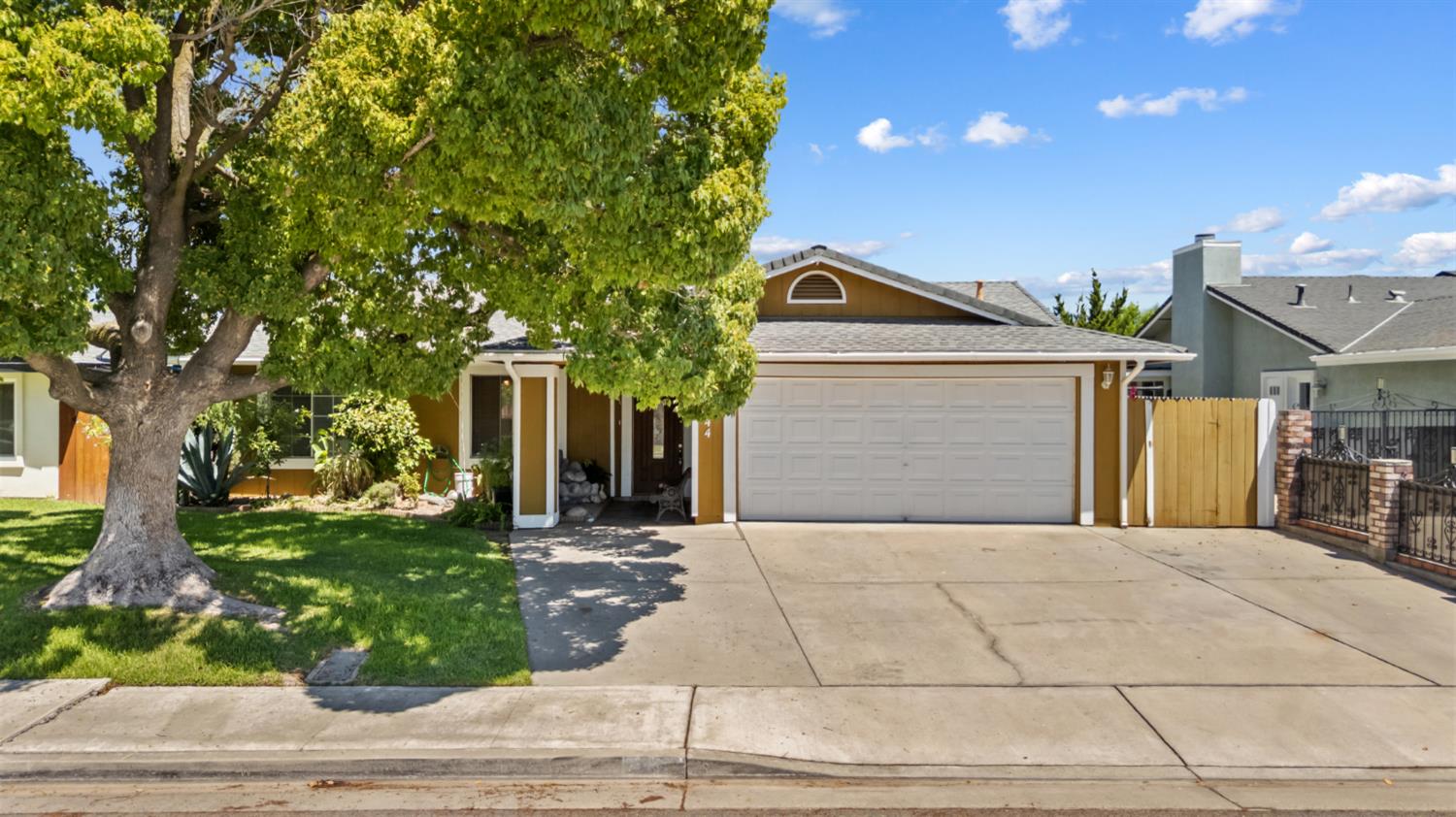 1044 Fruitbasket Ln, Livingston, CA 95334