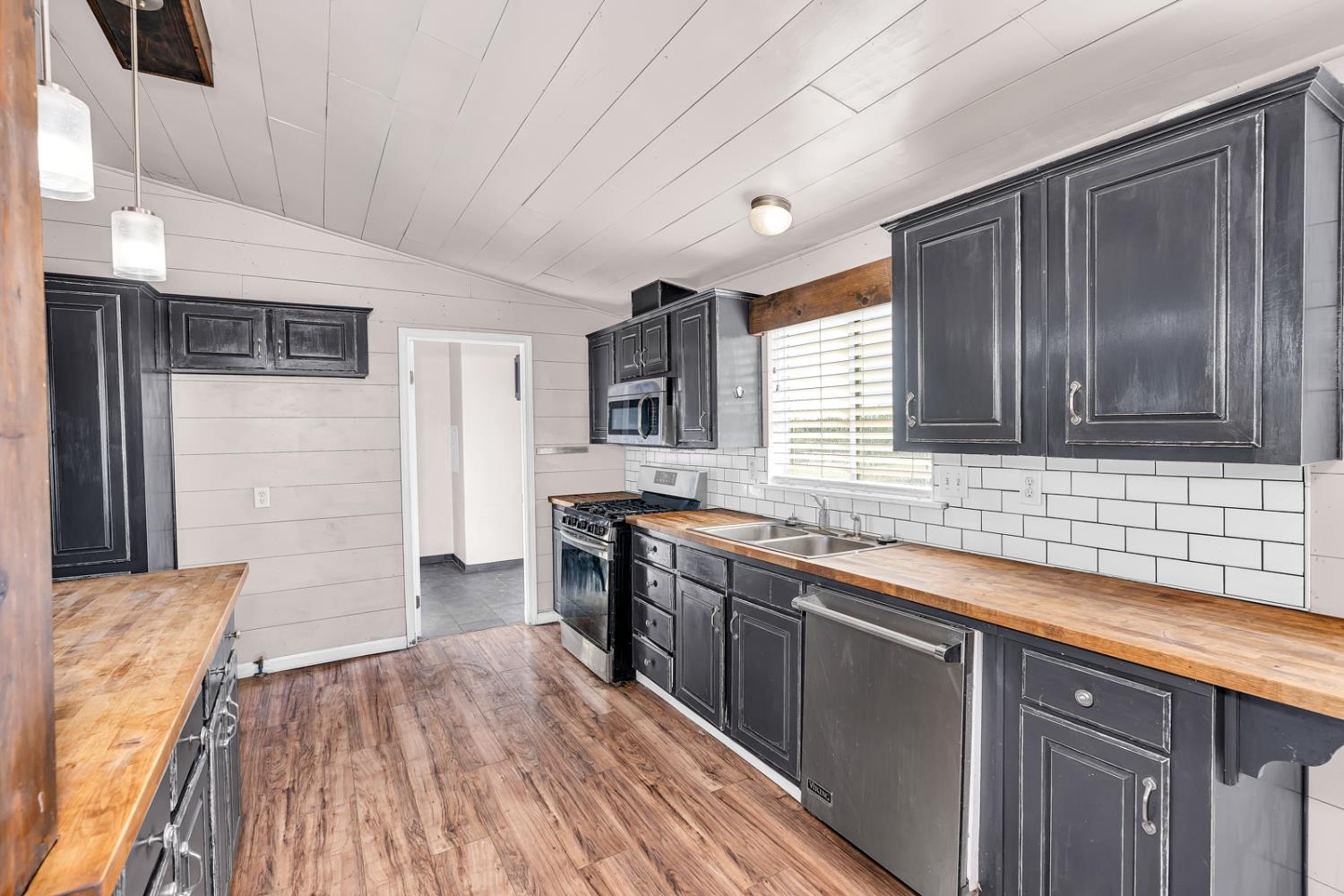 17568 Clement Ave, Dos Palos, CA 93620