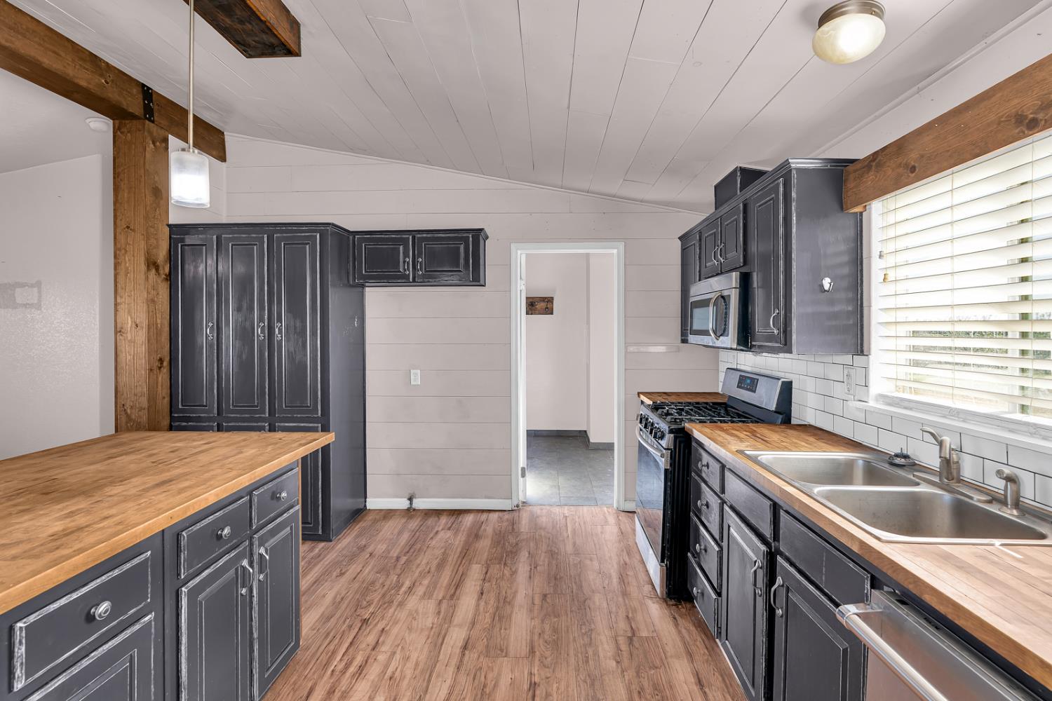 17568 Clement Ave, Dos Palos, CA 93620