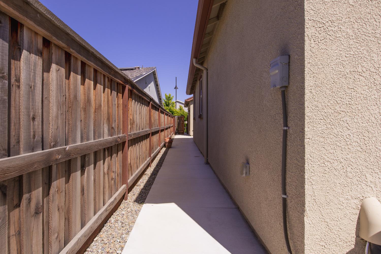 484 Pinehurst St, Manteca, CA 95336