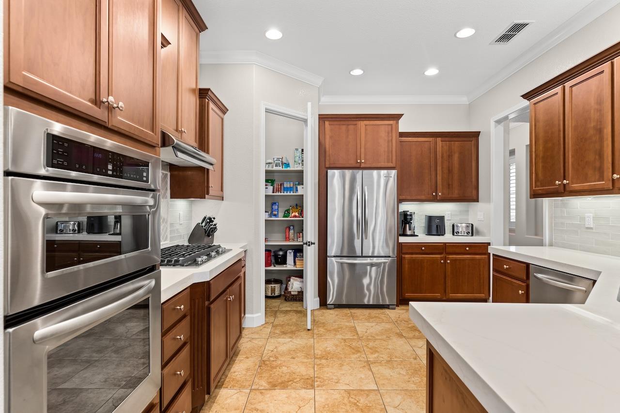 1018 Glen Abbey Dr, Manteca, CA 95336