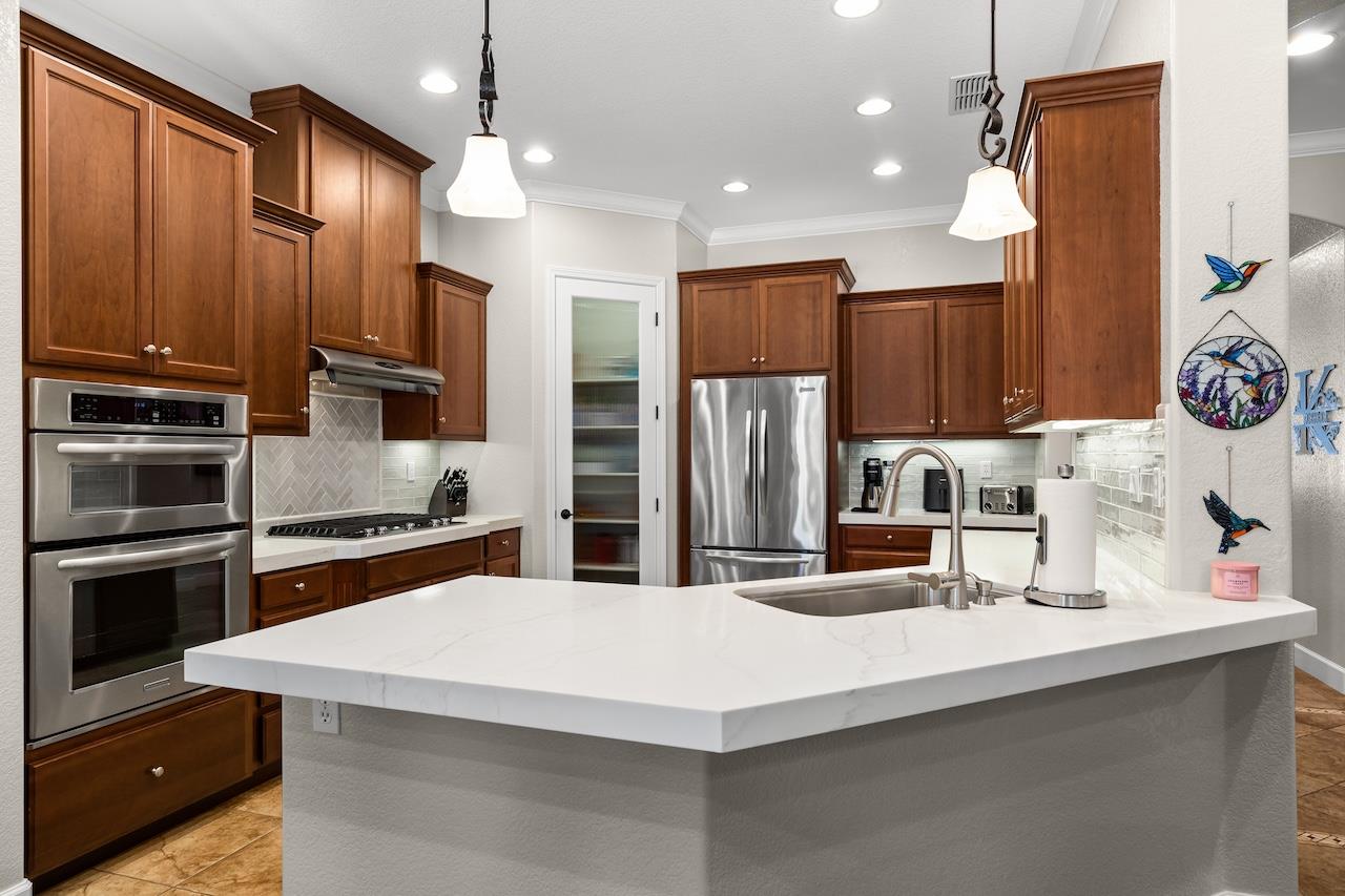 1018 Glen Abbey Dr, Manteca, CA 95336