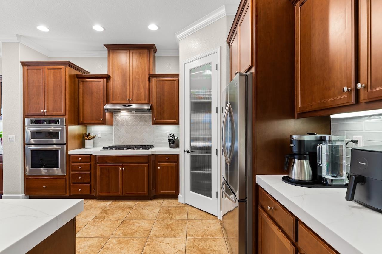 1018 Glen Abbey Dr, Manteca, CA 95336
