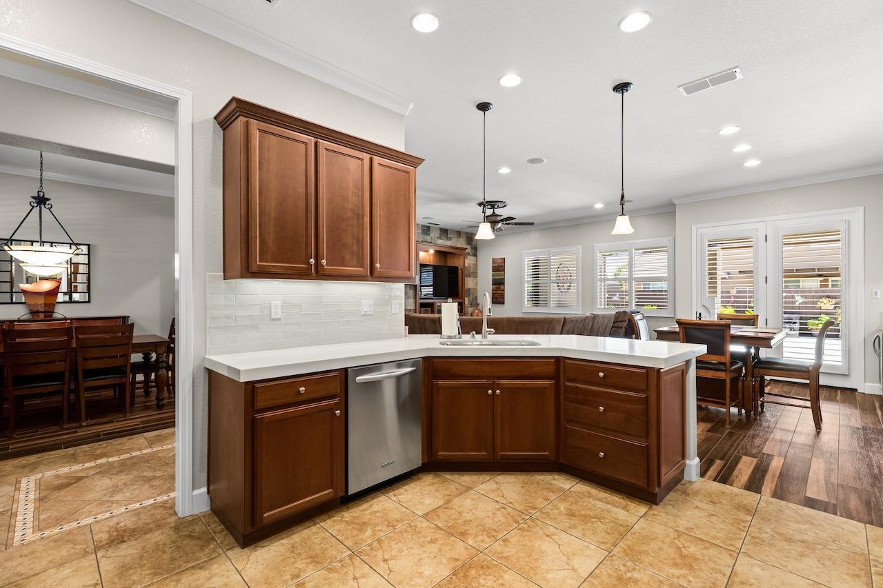 1018 Glen Abbey Dr, Manteca, CA 95336