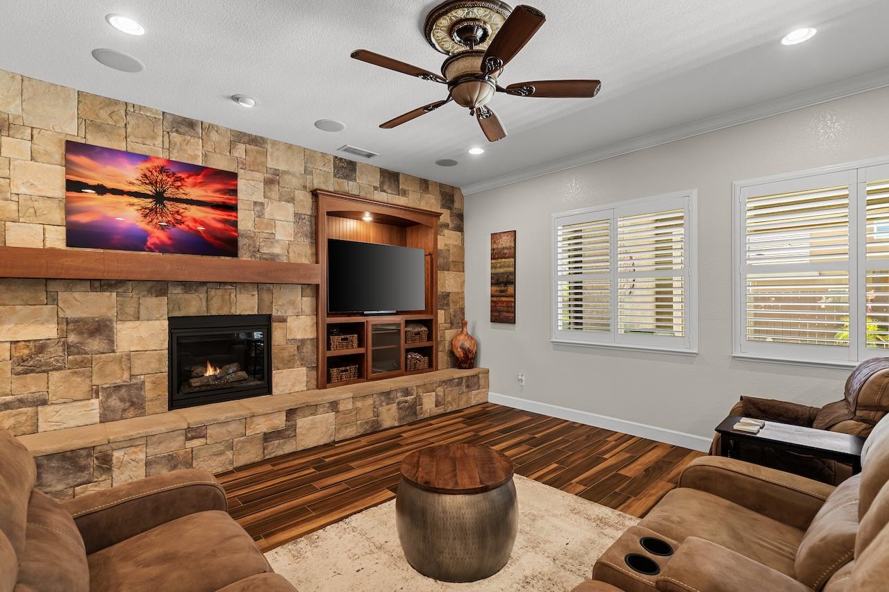 1018 Glen Abbey Dr, Manteca, CA 95336